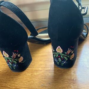 Black Chinese laundry heels w/floral details